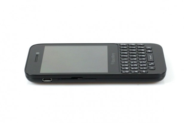 Das Smartphone hat einen 3,1 Zoll gro&szlig;en Bildschirm und eine Tastatur mit 35 Tasten.