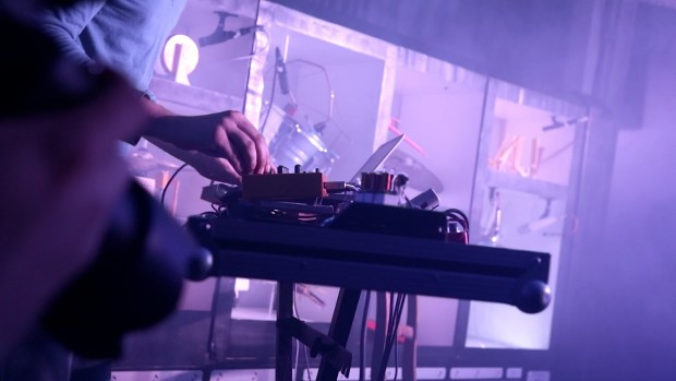 Moritz Simon Geist am Drumsynthesizer TR-808