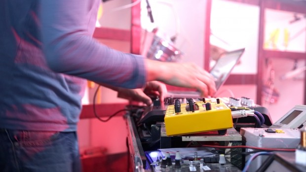 Moritz Simon Geist am Drumsynthesizer TR-808