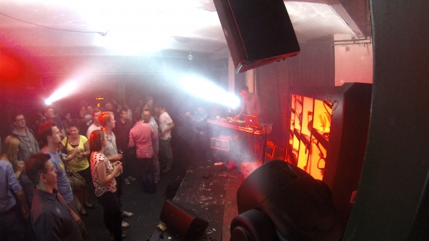 Moritz Simon Geist beim Auftritt mit dem Drumsynthesizer TR-808