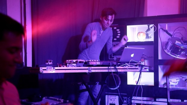 Moritz Simon Geist am Drumsynthesizer TR-808