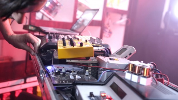 Moritz Simon Geist am Drumsynthesizer TR-808