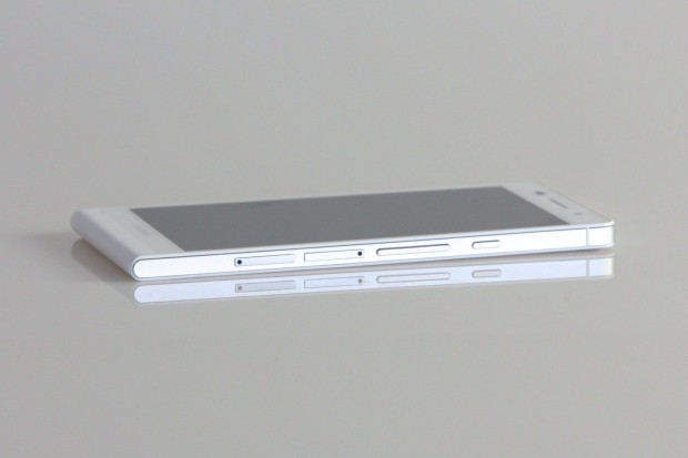 An der Seite befinden sich die Einsch&uuml;be f&uuml;r die Micro-SD- und Micro-SIM-Karte. (Bild: Nina Sebayang/Golem.de)