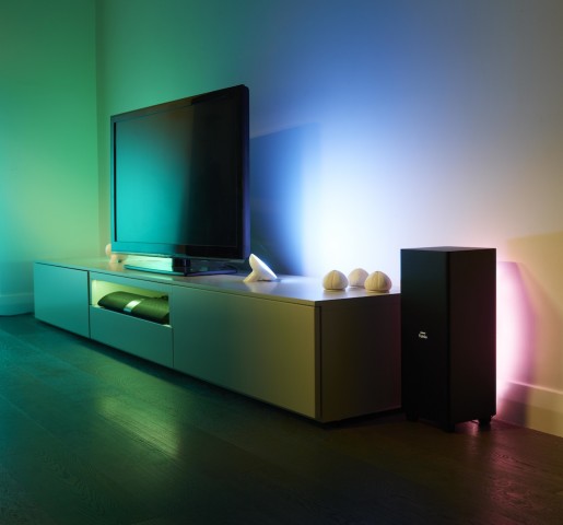 Lightstrip und Living Colors im Wohnzimmer (Bild: Philips)