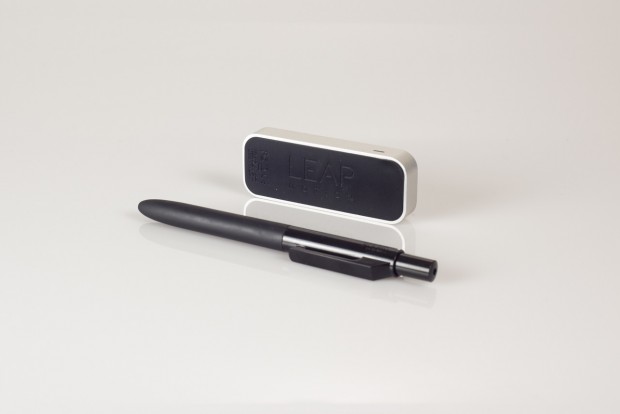 Die Bewegungsteuerung ist kaum größer als ein Feuerzeug und kürzer als ein Kugelschreiber. (Bild: Fabian Hamacher/Golem.de)