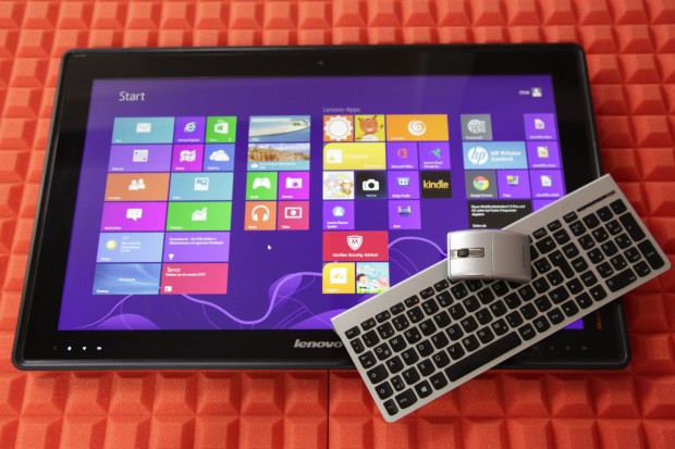 Die mitgelieferte drahtlose Tastatur- und Mauskombination ist zweckdienlich, aber mehr auch nicht. (Bild: Nina Sebayang/Golem.de)