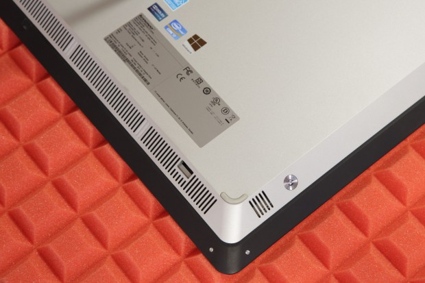 Die Unterseite verfügt über Lüftungsschlitze. (Bild: Nina Sebayang/Golem.de)