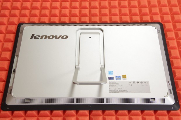 Der Standfuß klappt automatisch aus und ist sehr stabil. (Bild: Nina Sebayang/Golem.de)