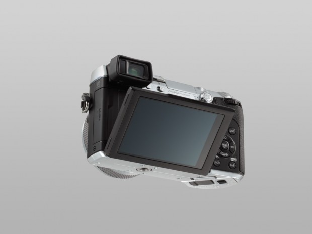 Klappbares Display der Panasonic Lumix GX7 (Bild: Panasonic)
