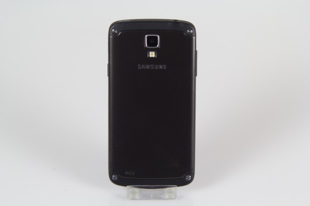 Das Outdoor-Smartphone ist nach IP67 staubdicht und kann 30 Minuten lang in maximal 1 Meter Tiefe unter Wasser gehalten werden. (Bild: Tobias Költzsch)