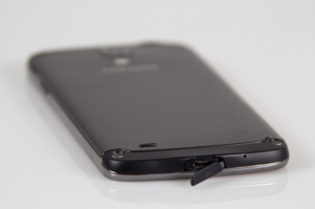 Der USB-Anschluss ist mit einem Gummideckel geschützt. (Bild: Tobias Költzsch)