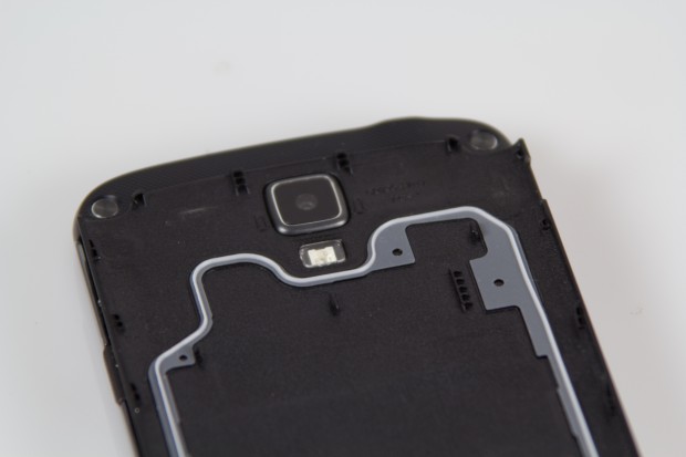 Für einen wirksamen Schutz vor Wasser und Staub muss der Rückdeckel allerdings richtig aufsitzen. (Bild: Tobias Költzsch)