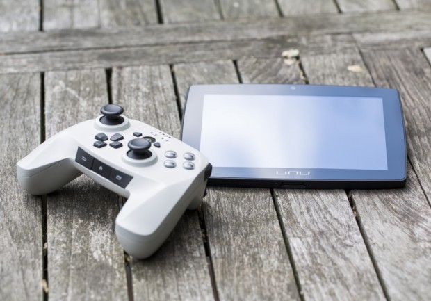 Unu mit Drahtlos-Spiele-Controller (Quelle: Sunflex)