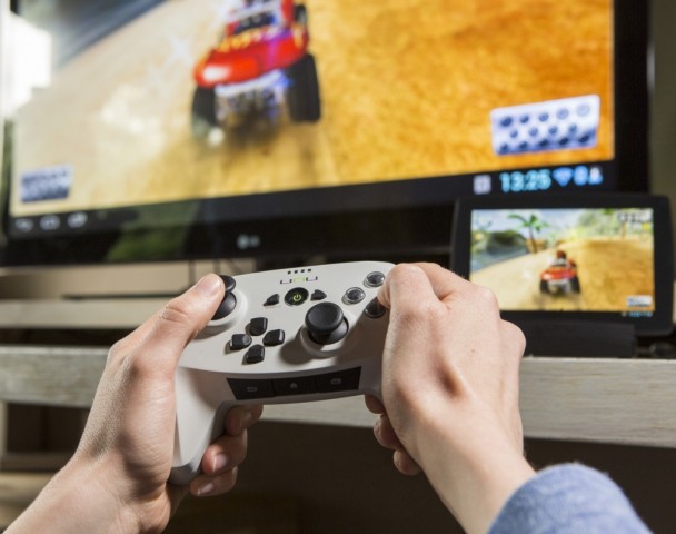 Unu mit Drahtlos-Spiele-Controller (Quelle: Sunflex)