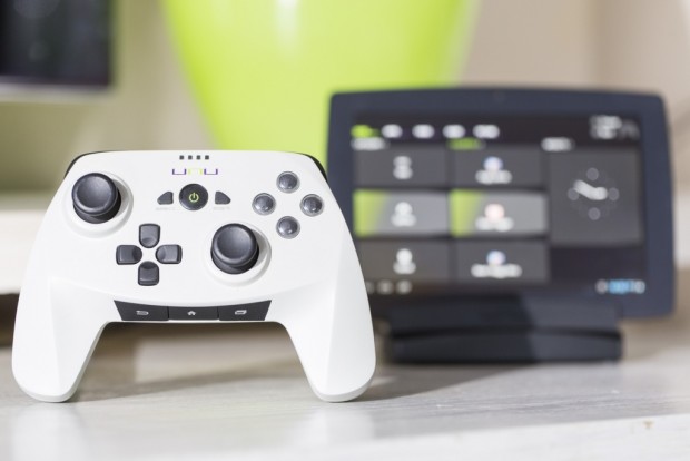 Unu mit Drahtlos-Spiele-Controller (Quelle: Sunflex)