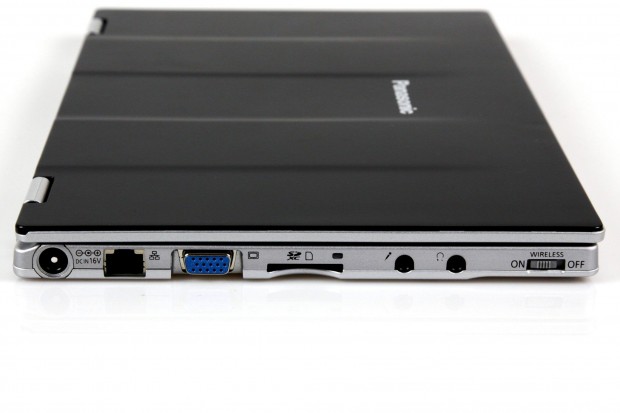 SD-Karten, Ethernet und VGA sind ohne Adapter m&ouml;glich. Rechts ist der WLAN/WWAN-Schalter. (Foto: Nina Sebayang/Golem.de)