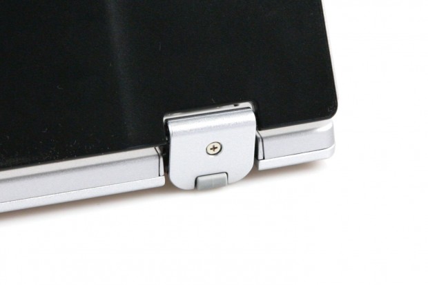 Durch die F&uuml;&szlig;e wird das Ultrabook zwecks besserer Bel&uuml;ftung etwas angehoben. (Foto: Nina Sebayang/Golem.de)