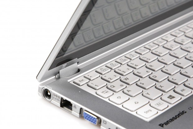 Das Display ist entspiegelt. Leider nicht stark genug, um auch in hellen Umgebungen gut arbeiten zu k&ouml;nnen.(Foto: Nina Sebayang/Golem.de)