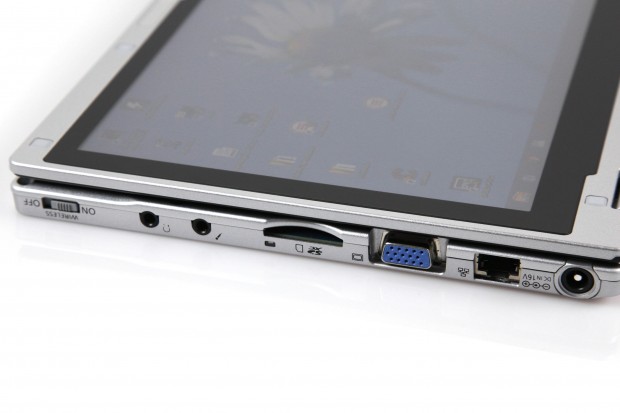 Auch umgeklappt sind fast alle Schnittstellen normal erreichbar. (Foto: Nina Sebayang/Golem.de)