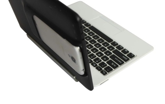 Das Tabletgehäuse mit eingestecktem Galaxy S4 in der Tastatur-Station (Bild: Migoal)