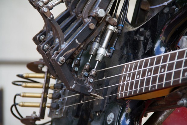 Afreakin Bassplayer rockt... (Foto: Werner Pluta/Golem.de)