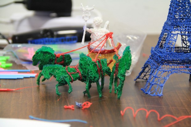 Mit dem 3Doodler lassen sich aber auch filigrane Gebilde aufbauen, die Berliner Quadriga etwa. (Foto: Werner Pluta/Golem.de)