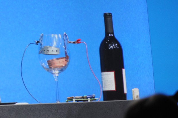 Die Weinbatterie noch ohne Wein - aber mit Zink und Kupfer (Foto: Nico Ernst/Golem.de)