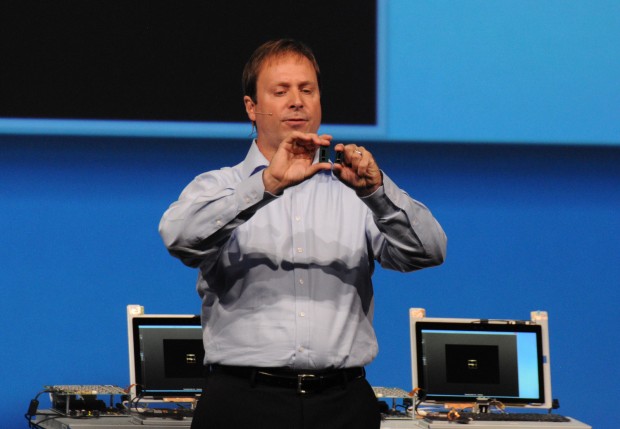 Intels Kirk Skaugen zeigt einen Broadwell-ULX, hier rechts im Bild. (Bild: Nico Ernst/Golem.de)