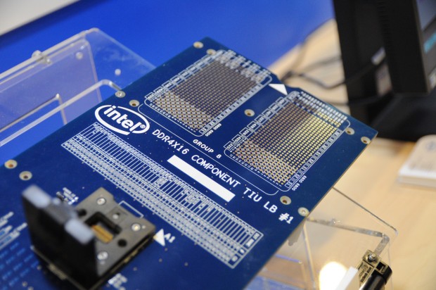 Auf einem solchen Loadoutboard testen die Speicherhersteller die Chips und das Package. (Bild: Nico Ernst/Golem.de)