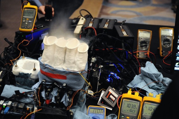 Das Grafiksystem mit vier Geforce Titan und vielen Digitalthermometern und Multimetern