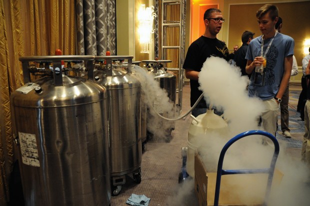 Üppige Vorräte an flüssigem Stickstoff für zwei Stunden Overclocking