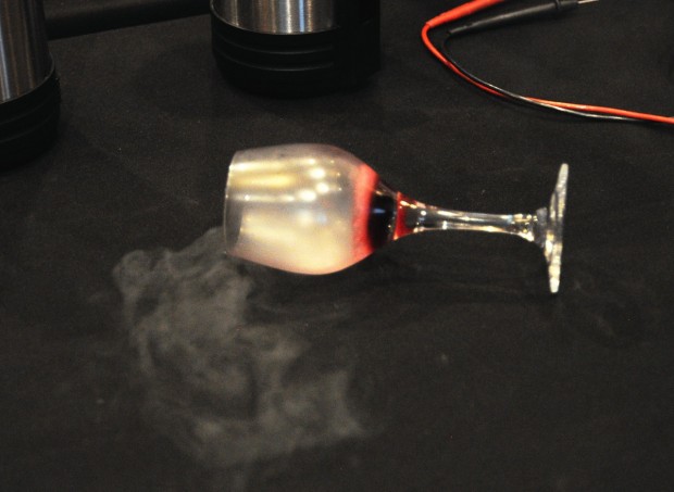 Stickstoff erzeugt mit Rotwein schicke Muster.