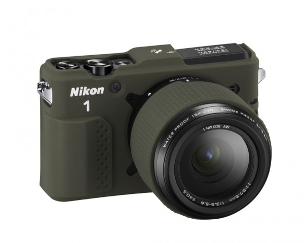 Nikon 1 AW1 mit Schutzhülle (Bild: Nikon)
