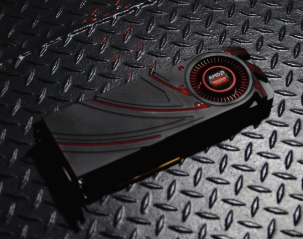 Die Radeon R9 290X mit verkleidetem Kühler und Radiallüfter