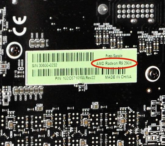 Der Aufkleber auf der Rückseite der Radeon R9 290X zeigt ihren endgültigen Namen.