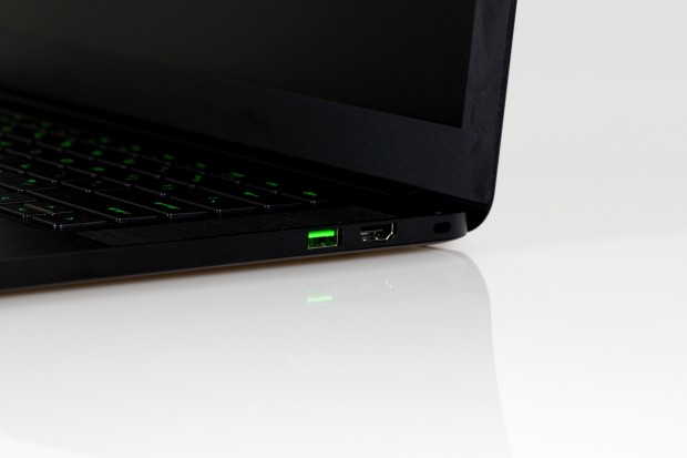 Recht sitzen ein USB-3.0-Anschluss, der Mini-HDMI-Ausgang und das Kensington-Schloss. (Bild: Fabian Hamacher/Golem.de)