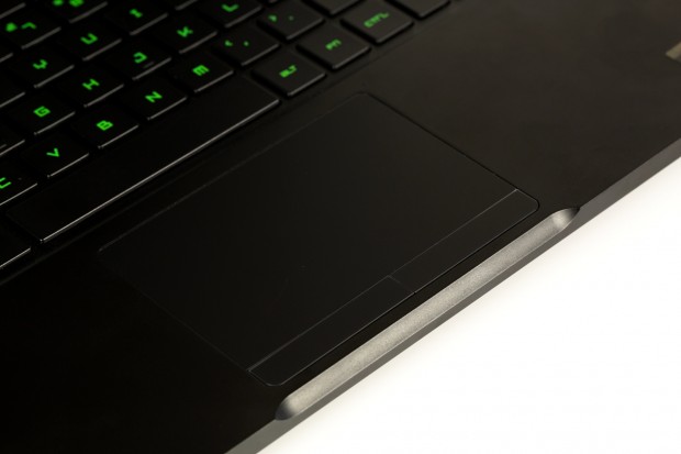 Das große Touchpad mit zwei dedizierten Maustasten unterstützt Gesten und reagiert sehr präzise. (Bild: Fabian Hamacher/Golem.de)