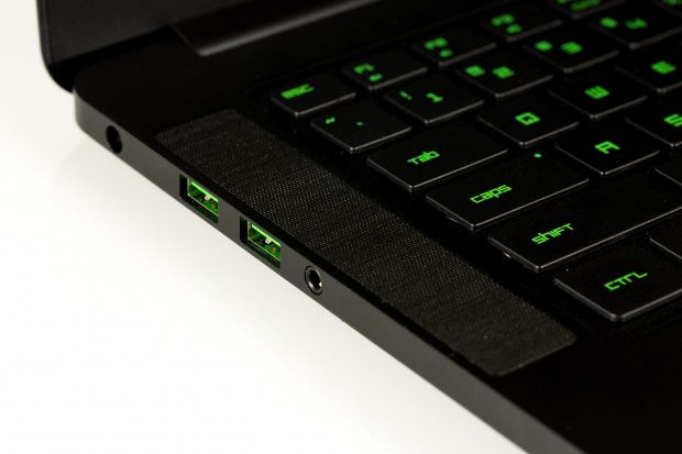 Die Stereolautsprecher sind links und rechts der Tastatur positioniert, klingen vergleichsweise gut und sind voll aufgedreht sehr laut. (Bild: Fabian Hamacher/Golem.de)