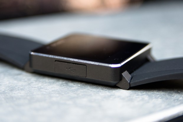Über einen Micro-USB-Anschluss wird die Uhr geladen. Eine Akkuladung kann bis zu sieben Tage ausreichen. (Bild: Fabian Hamacher/Golem.de)