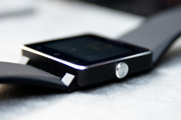 Wie das Xperia Z hat die Smartwatch 2 einen großen Einschaltknopf am rechten Rand. (Bild: Fabian Hamacher/Golem.de)