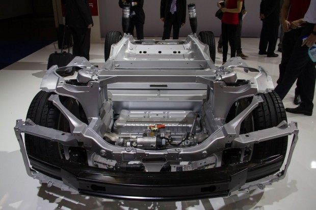 Der Antriebsstrang mit Akku und Motor ist in den Unterboden integriert. (Foto: Werner Pluta/Golem.de)