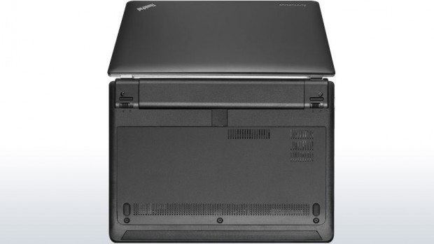 Die Bodenklappe erleichtert die Reinigung und das Aufrüsten, etwa mit einer SSD. (Bild: Lenovo)