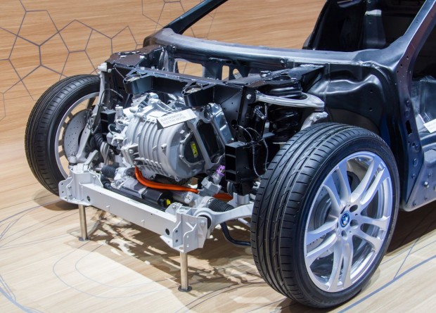 Der i8 hat zwei Motoren: vorne einen Elektromotor,... (Foto: Werner Pluta/Golem.de)