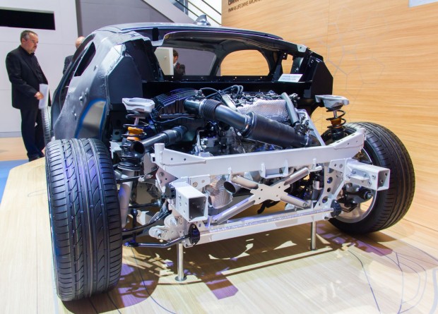 ... hinten einen 3-Zylinder-Turbomotor. Beide Antriebe können zu verschiedenen Fahrmodi kombiniert werden. (Foto: Werner Pluta/Golem.de)