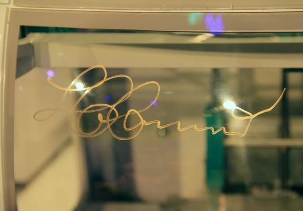 ... den er zuvor signiert hatte. (Foto: Werner Pluta/Golem.de)