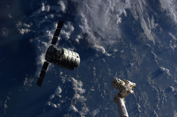 Gleich ist es so weit: Die Cygnus ist nur wenige Meter vom Canadarm2 entfernt. (Foto: Nasa)