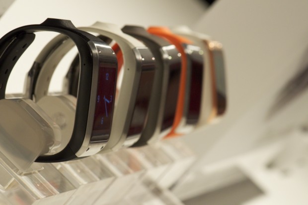 Der obere Teil des Uhrengehäuses ist aus Edelstahl.