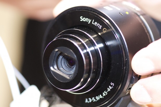 Sonys QX10 bietet ein 10fach-Zoom, ist aber nicht besonders lichtstark. (Foto: Andreas Sebayang/Golem.de)