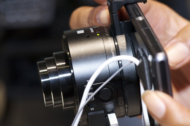 An ebenen Oberflächen wie dem Z1 sieht das QX10 noch recht gut aus. (Foto: Andreas Sebayang/Golem.de)