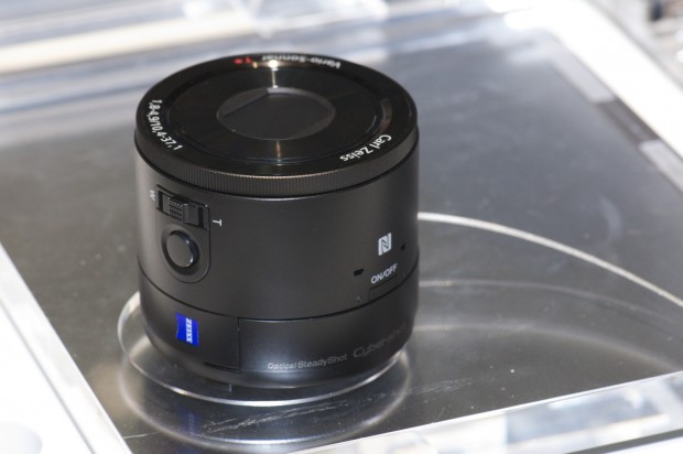 Das QX100 ist größer und vor allem lichtstärker als das QX10. (Foto: Andreas Sebayang/Golem.de)